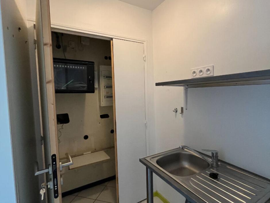 Ac3- location local_professionnel 
montfort sur meu
 1777420718