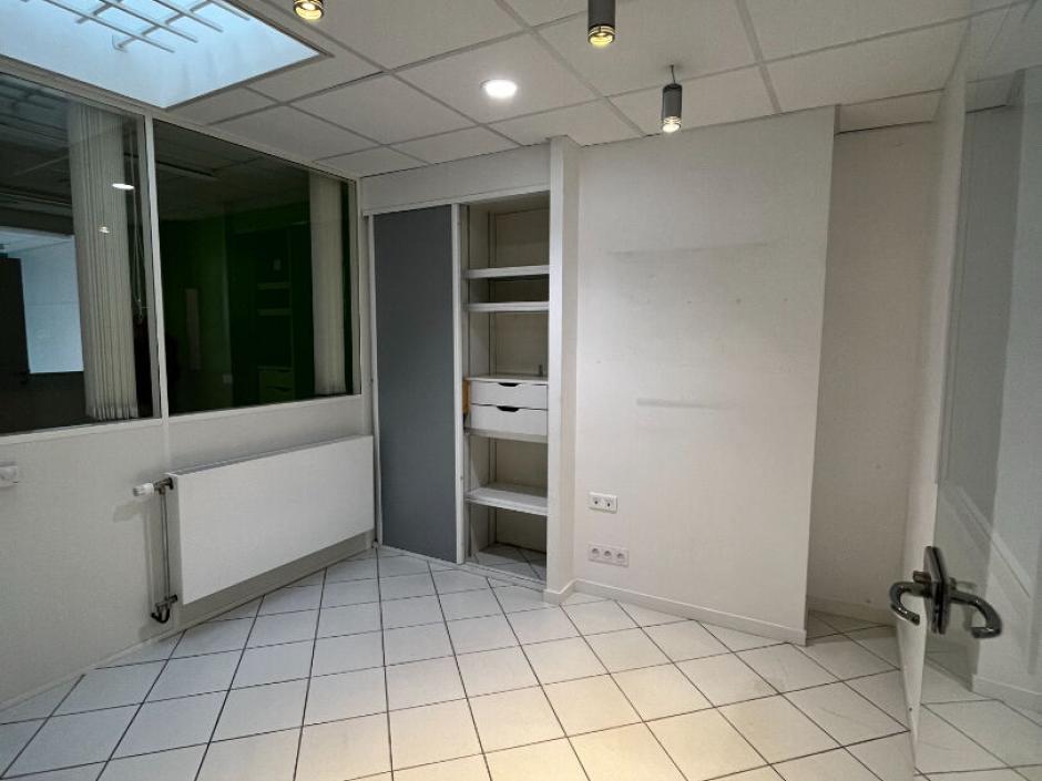 Ac3- location local_professionnel 
montfort sur meu
 1777420718