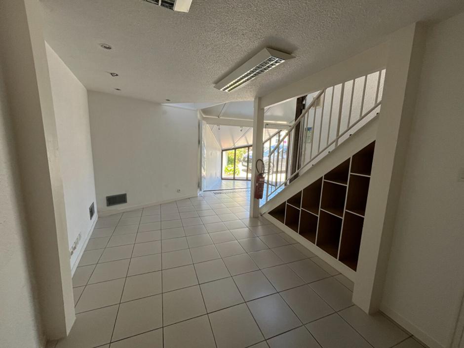 Ac3- location local_professionnel 
montfort sur meu
 1762908790