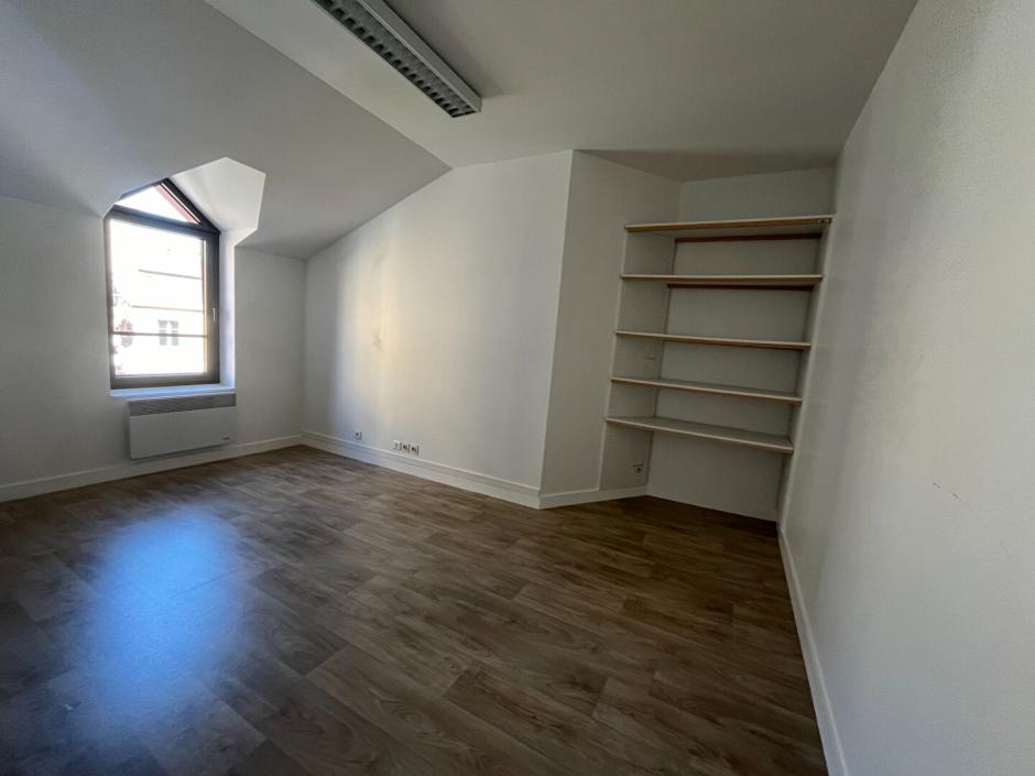 Ac3- location local_professionnel 
montfort sur meu
 1762908790