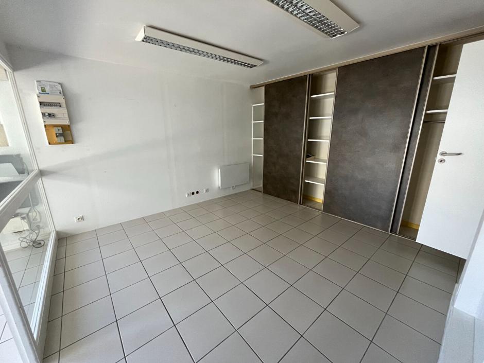 Ac3- location local_professionnel 
montfort sur meu
 1762908790