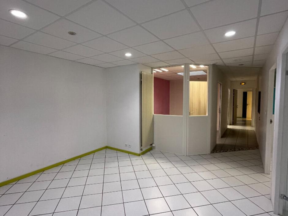 Ac3- location local_professionnel 
montfort sur meu
 1776210753