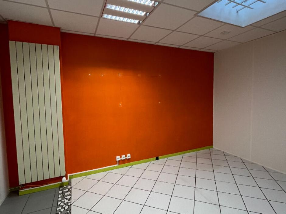 Ac3- location local_professionnel 
montfort sur meu
 1776210753